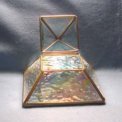 Pearl effect glass pyramid